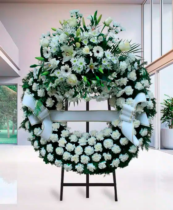 Corona Funeraria de claveles blancos para Tanatorio Lepe Costaluz